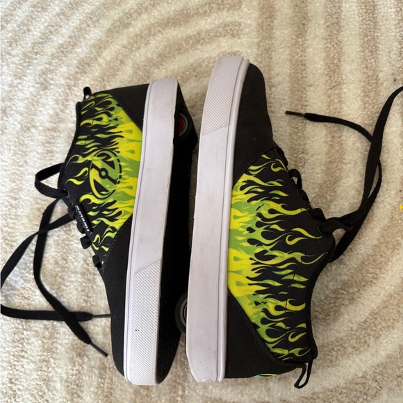 Heelys Black Shoes with Vibrant Green Flames with WHEELS Sz 5 - Picture 3 of 11